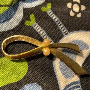 Vintage Ribbon Brooch with Real Pearls
